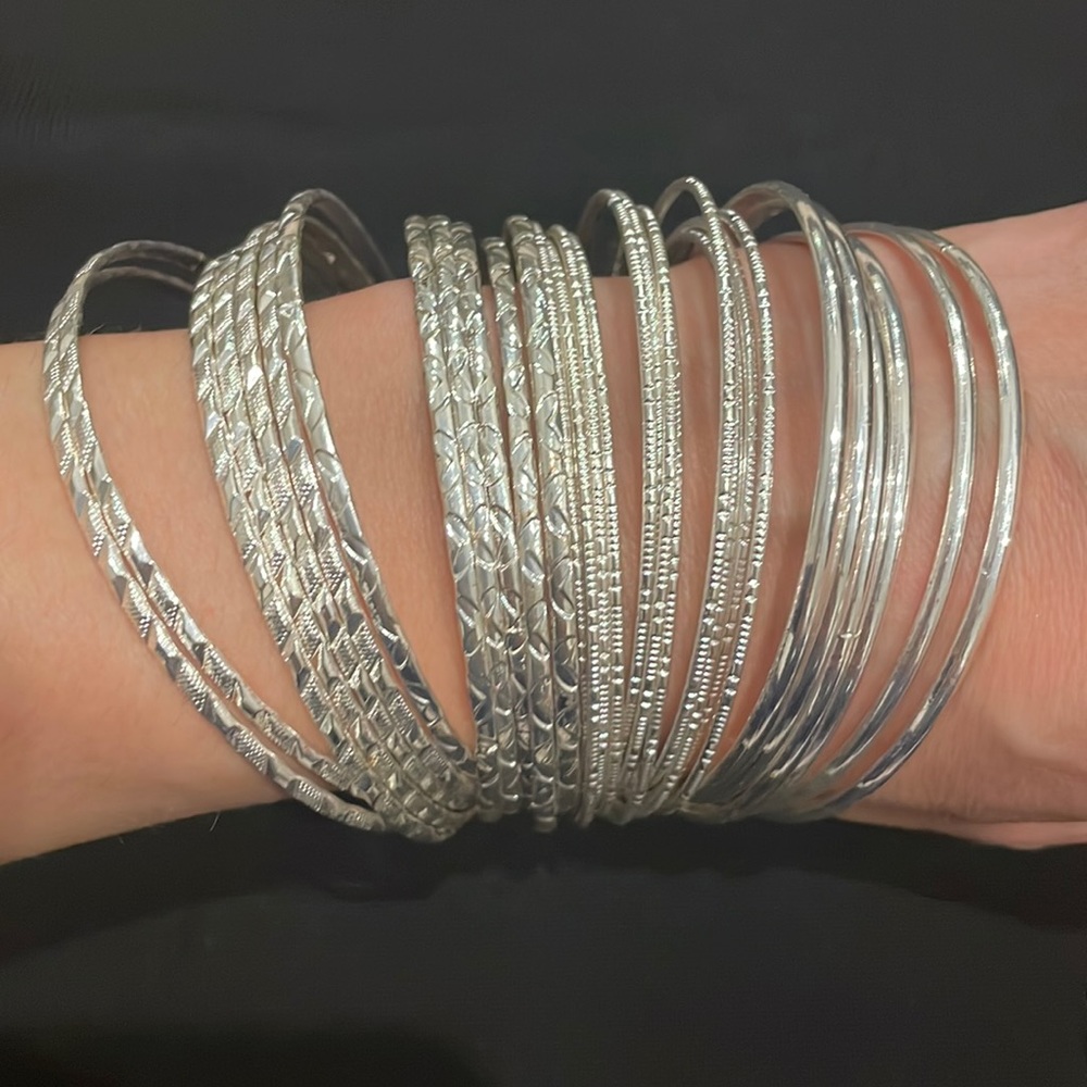 NEW 🌺 30 PC mixed texture silver bangles